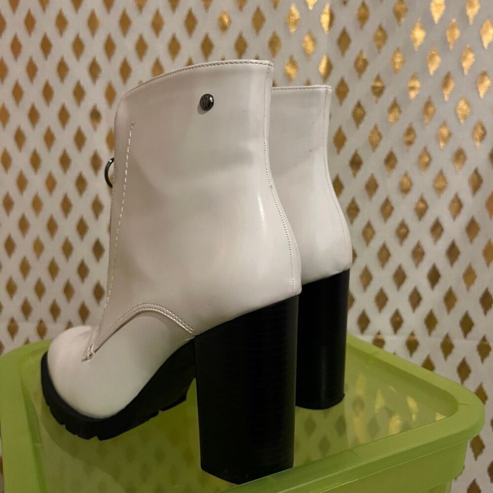 Simply Vera Wang grouse white zip up boots size 8.5 - Picture 3 of 6